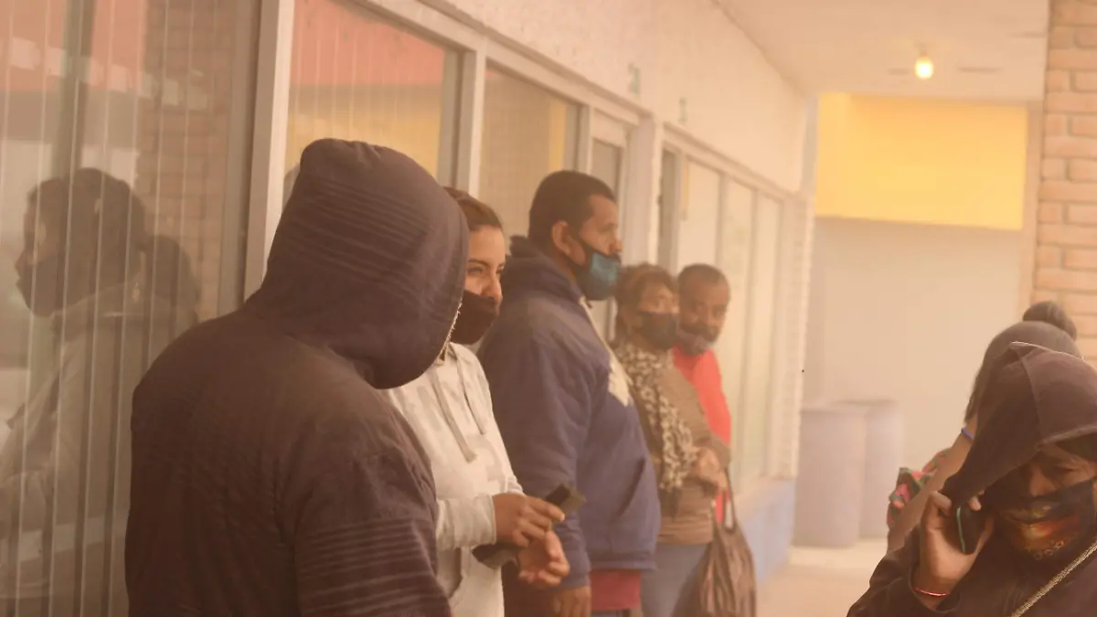 Adultos mayors y discapacitados esperando afuewra de TElegrfos enmedio de intensas tolvaneras 