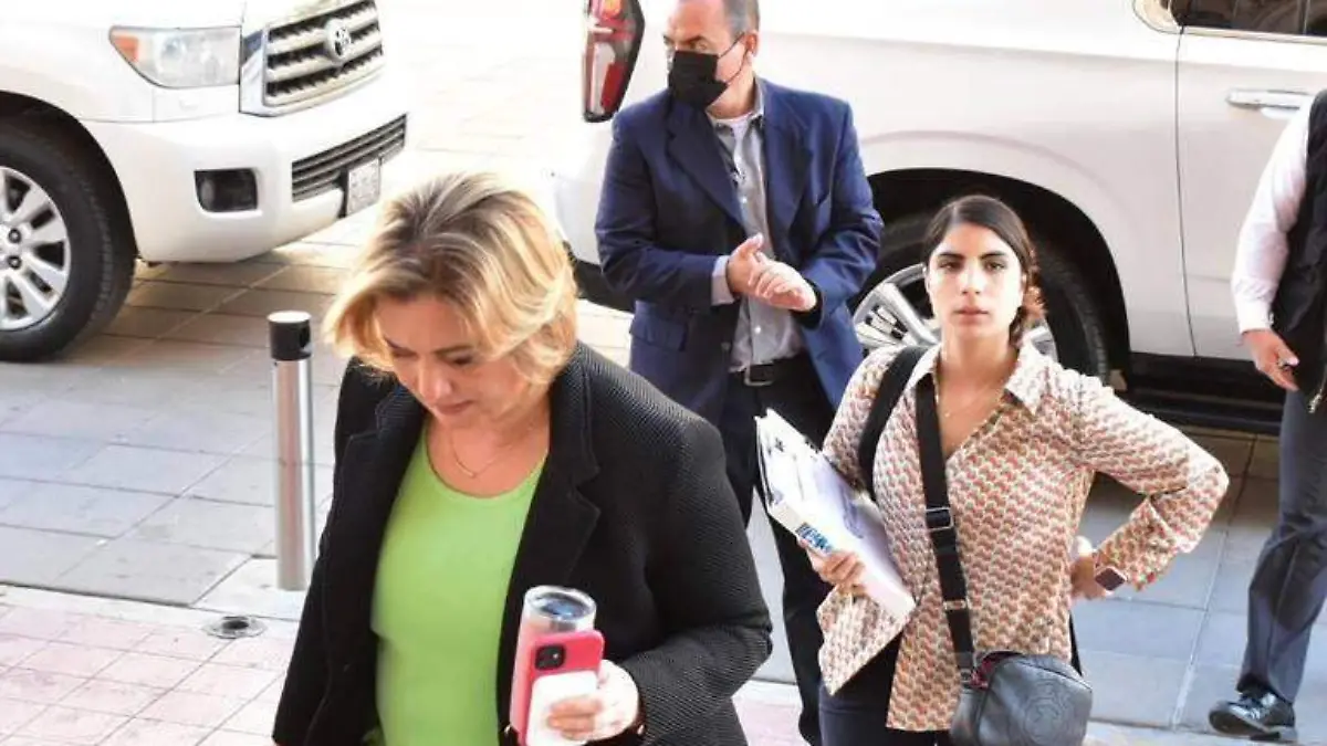 maru entrando a palacio