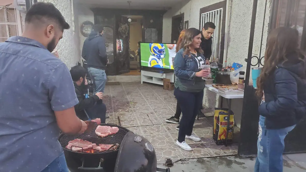 Disfrutan juarenses del Súper Bowl