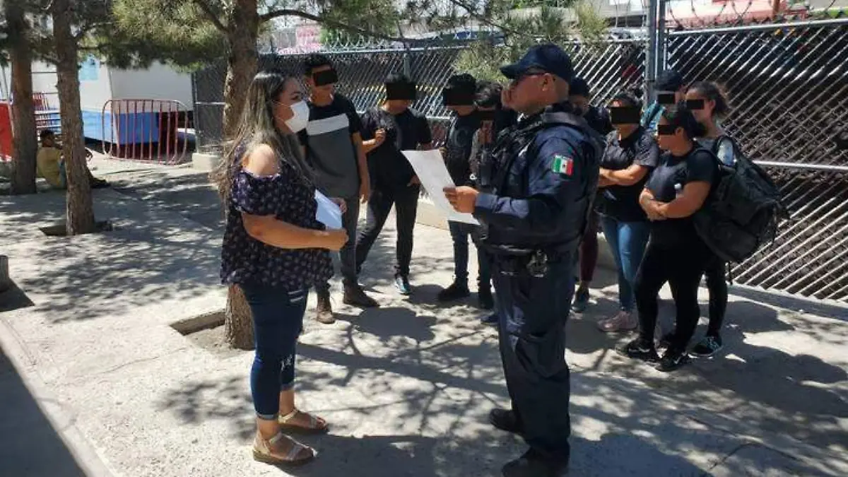 migrantes detenidos agente