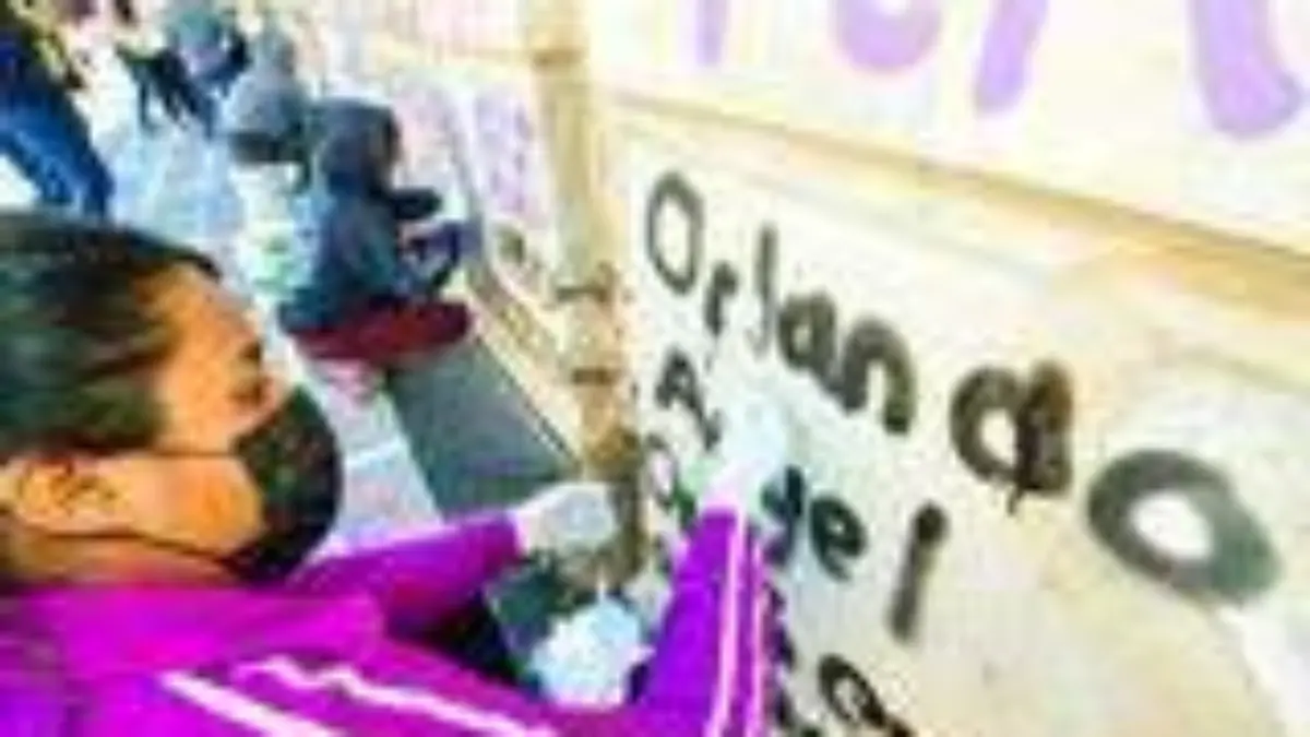 pintas de mujeres son retirados