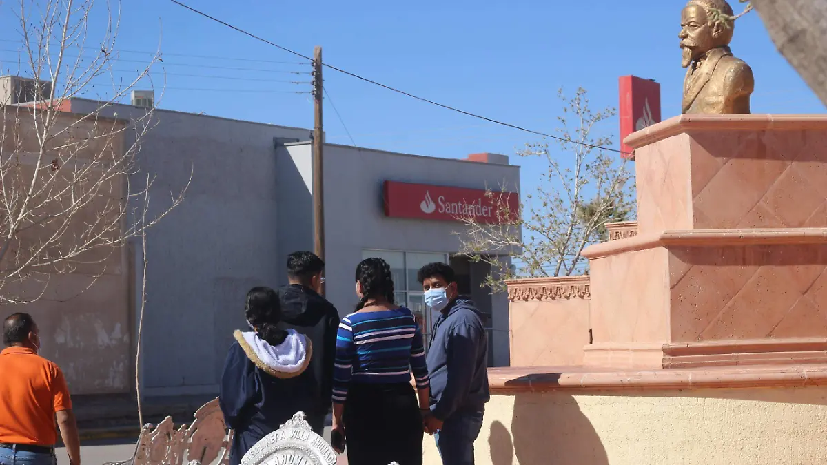 Familia juarense que preguntó en honor de quien era el busto anónimo en plaza AbFélix U. Gómez 