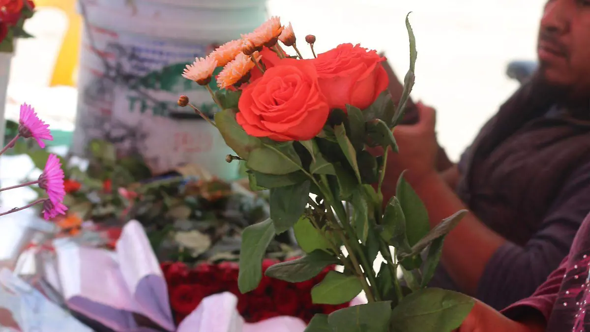 confecionando arreglos paramama FOTO