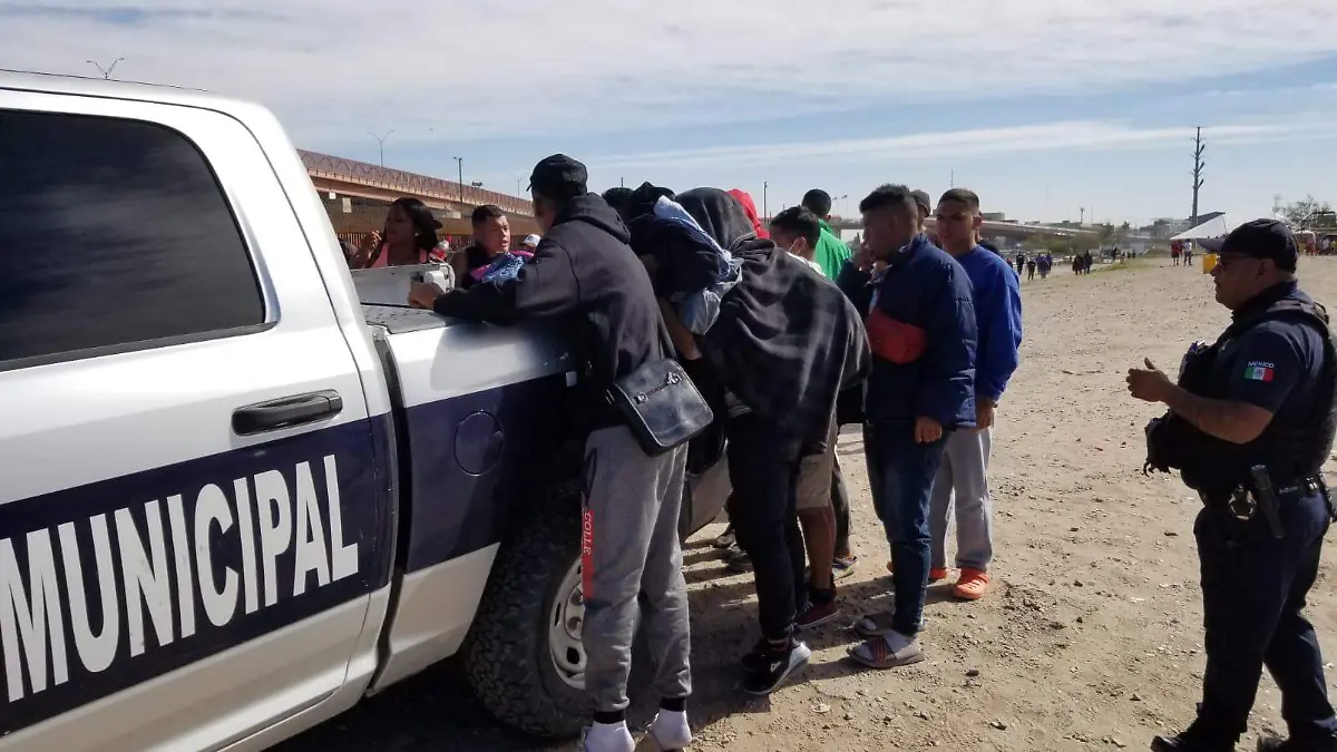 llevan ropa a los migrantes 2