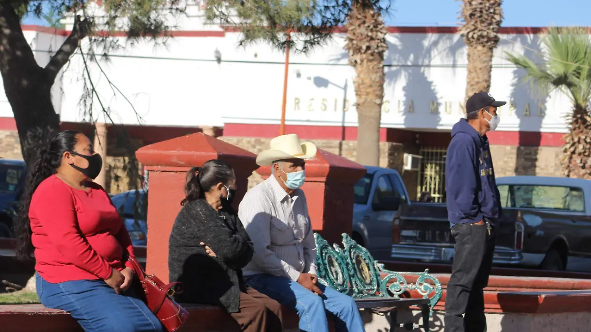 REsident e ejidos esperando  fuera la hora de sr vacunado, al final fueron lamados anticipadamente 