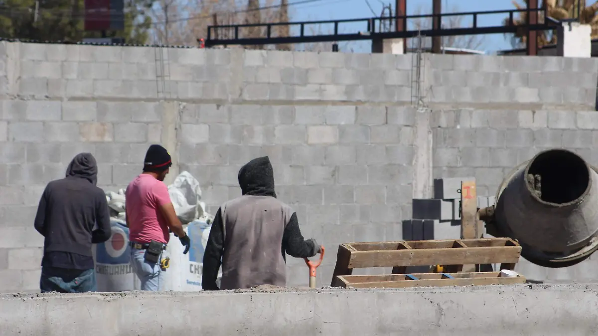 trabajadores qconstruyendo obra newga de la ¿gasera que tiene inconformes a vecinos del segundo Barrio 