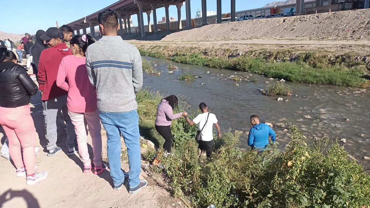 migrante ayuda a otros a cruzar 1