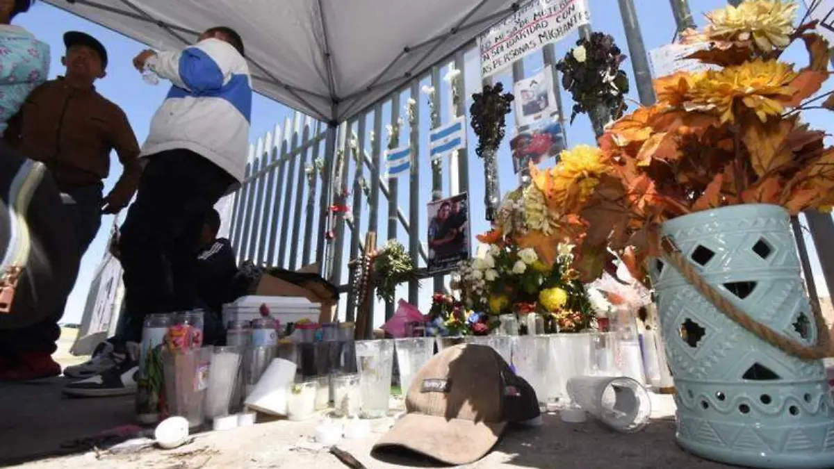 migrantes afuera de oficinas del INM