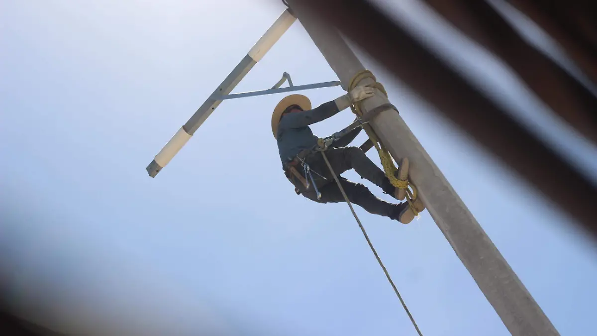 Afianzando brazo para colocación de aislantes PT para cableado 