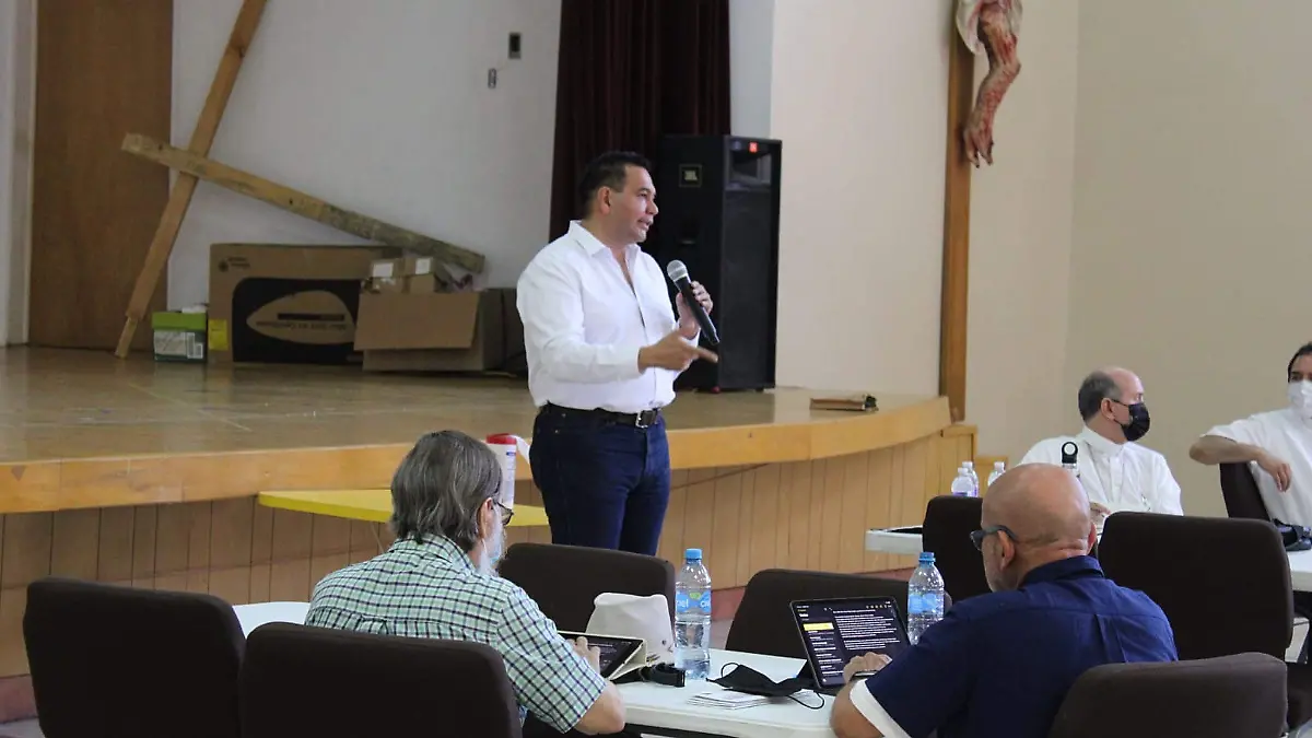 LT CRUZ PEREZ Y LA IGLESIA 01