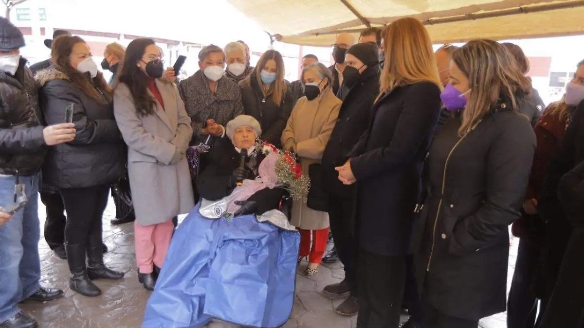 Develan placa a mujer
