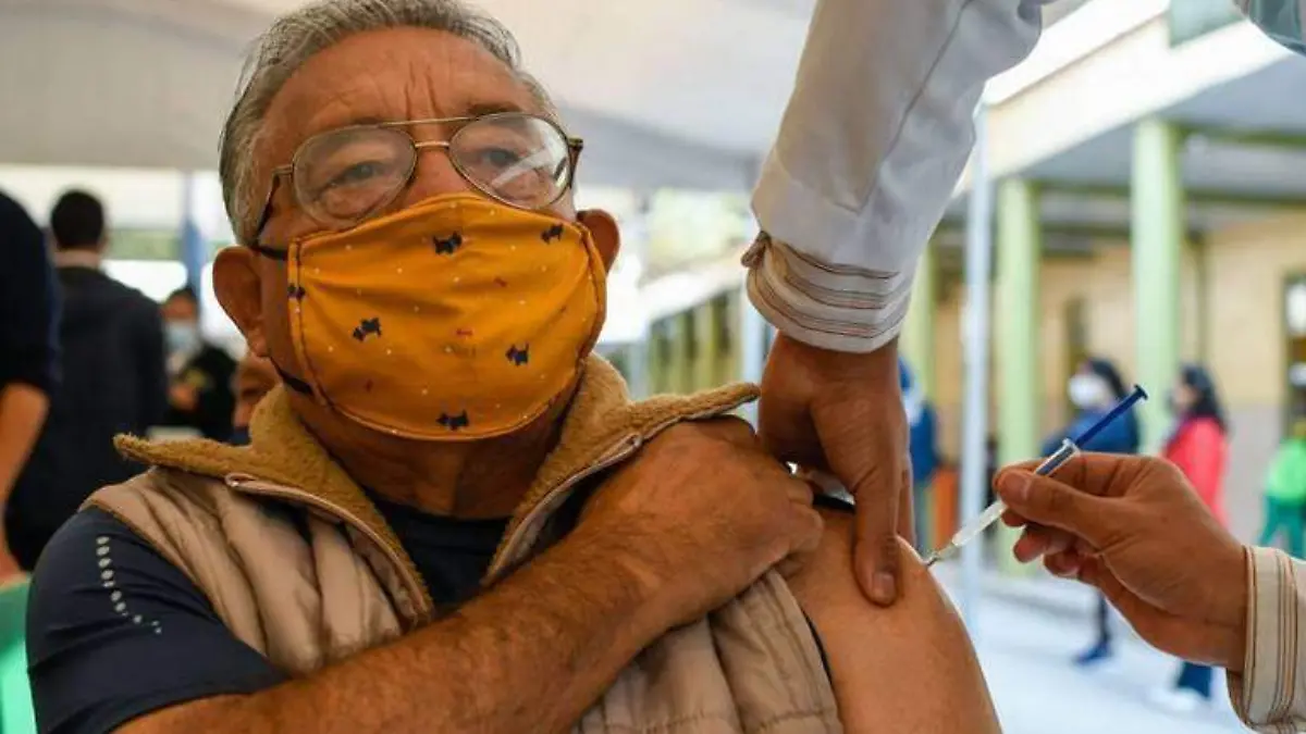 AMLO anuncia refuerzo de vacuna anticovid para adultos mayores