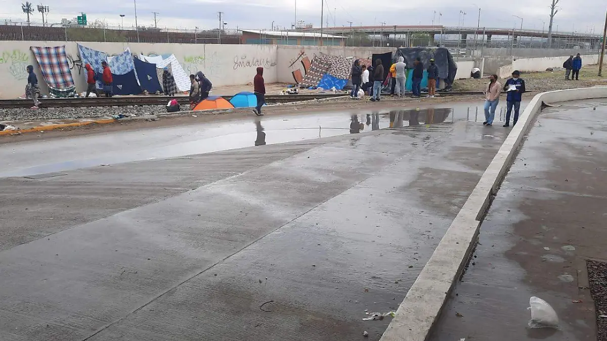 Migrantes envueltos en cobijas mojadas 3