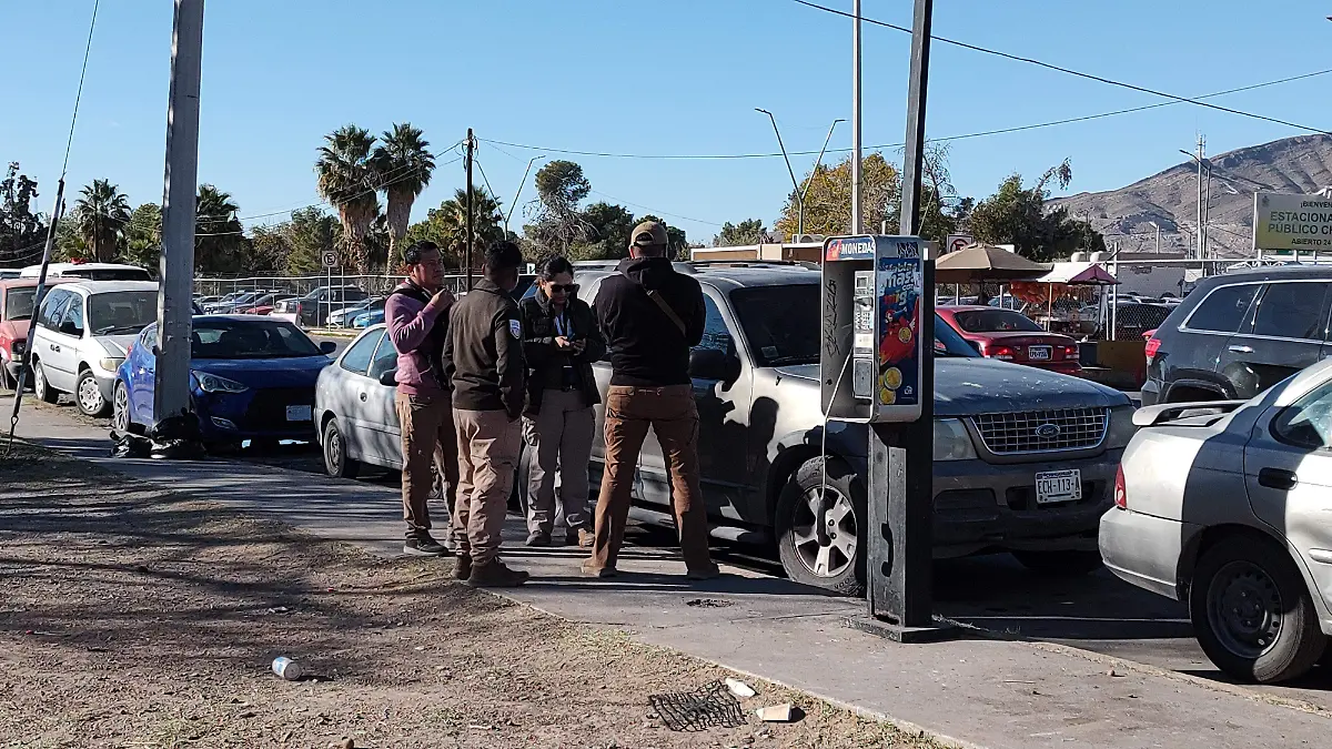 Migrantes causan cierre de puente libre