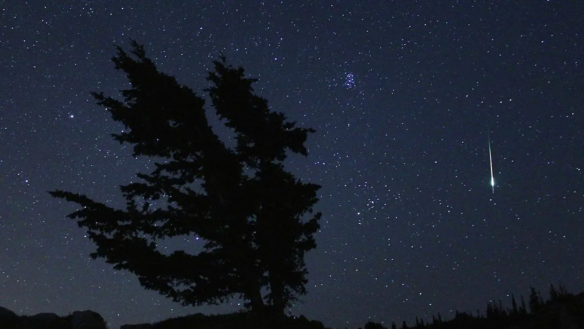 Meteoro en el cielo nocturno