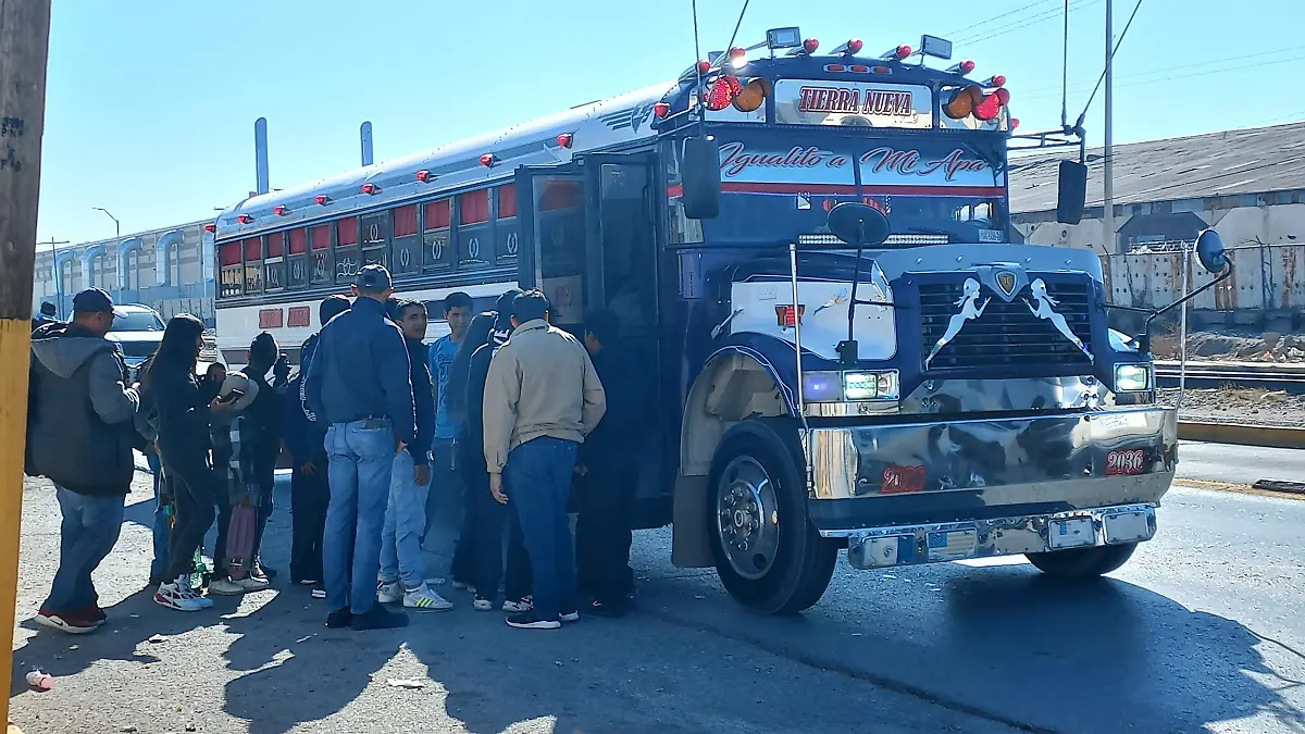 Leona vícario-Migrantes subiendo transporte público