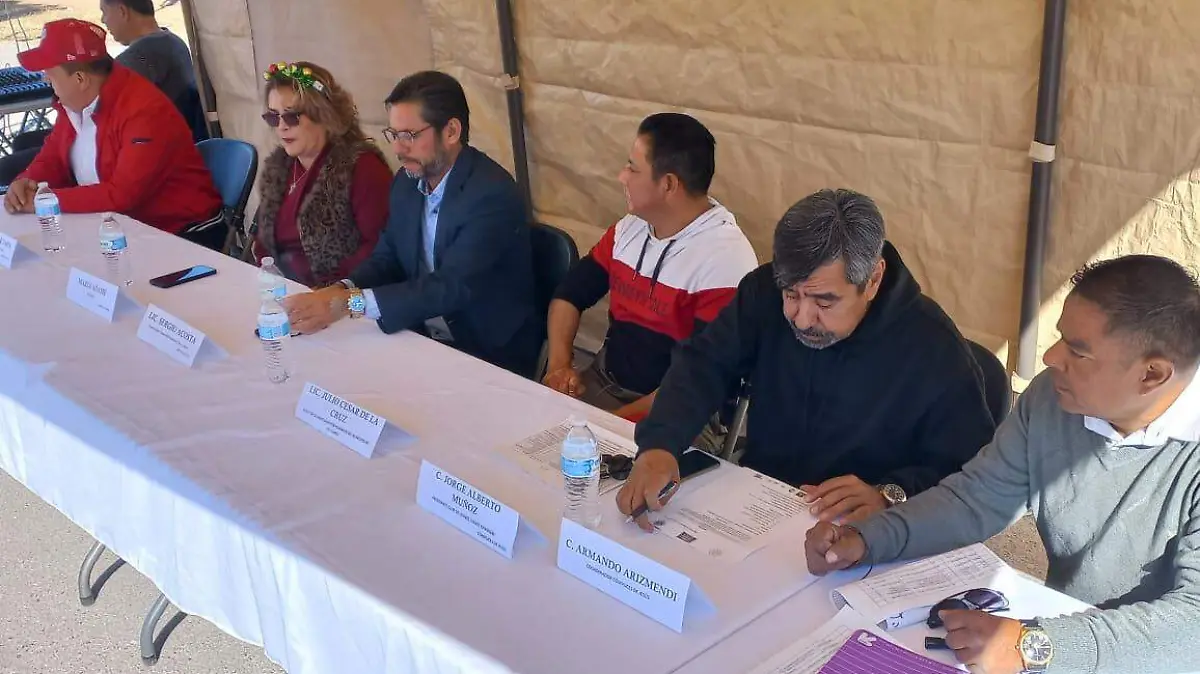 Entrega de cena y juguetes, funcionarios 