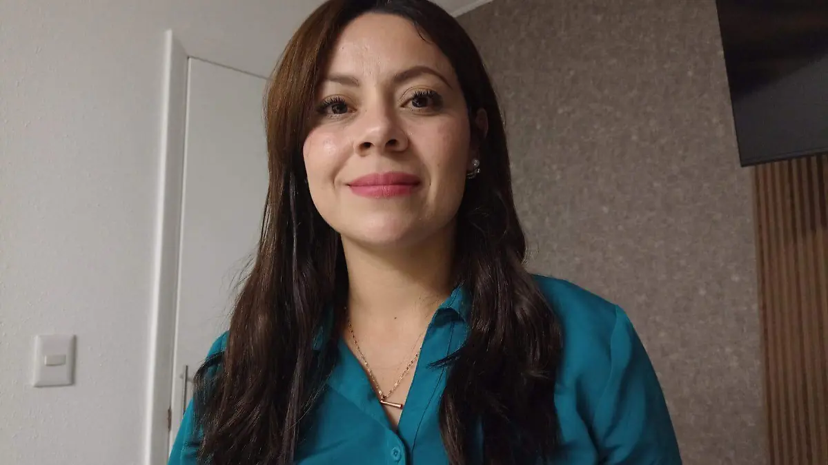 Brenda Espinoza administra la clínica donde será la cirugía 