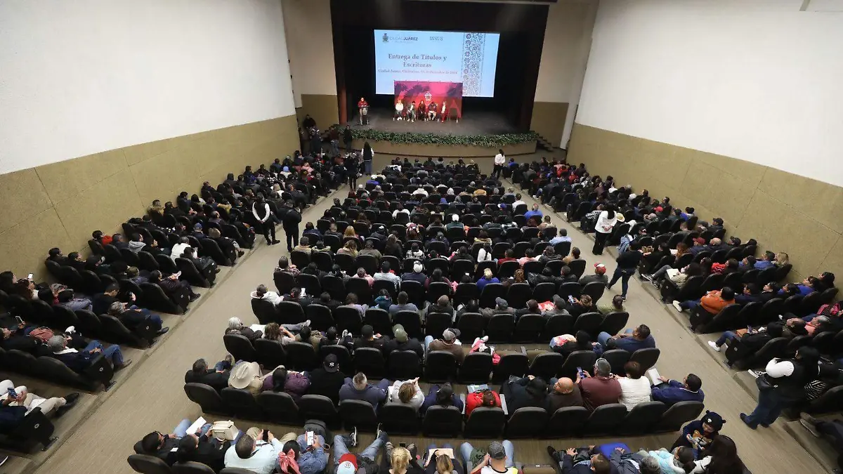 Cruz Pérez Cuéllar entrega de escrituras