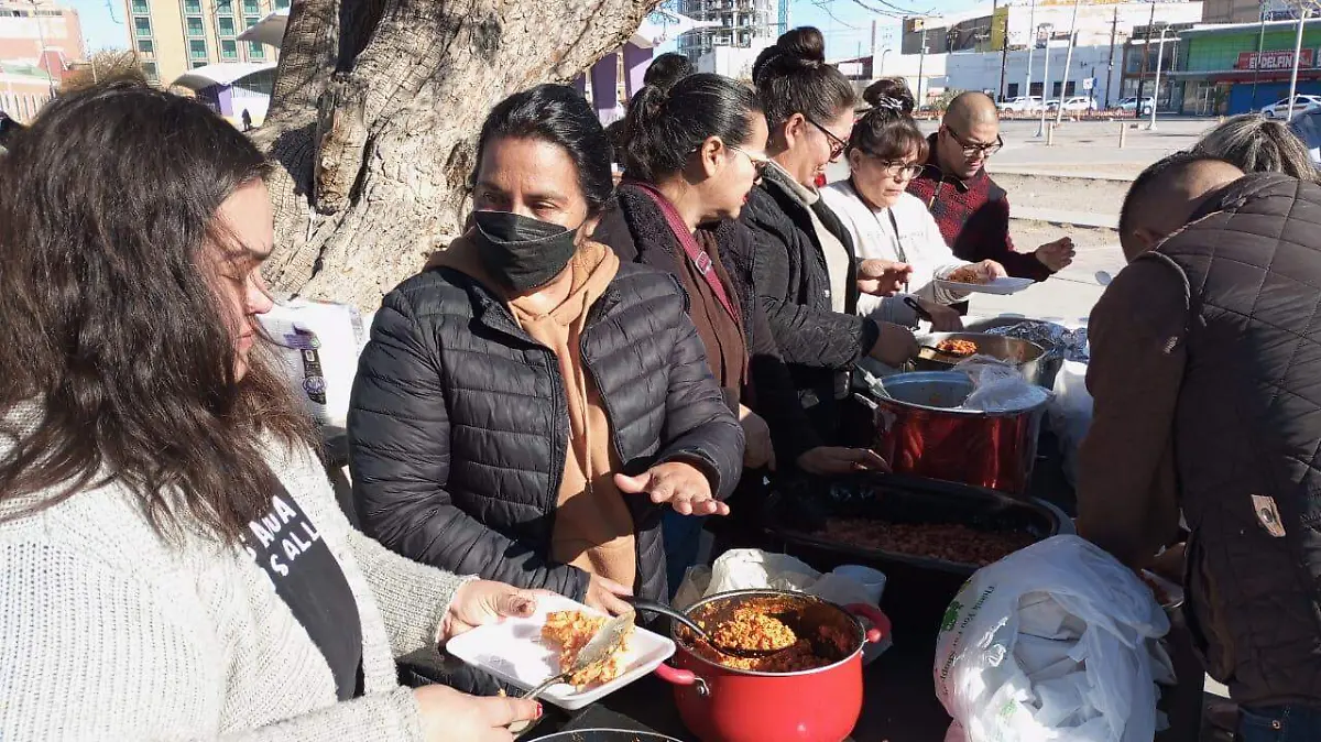 Reparten alimentos a las personas vulnerables