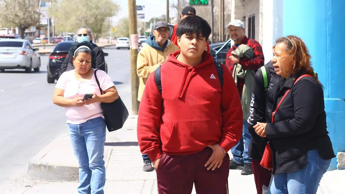 Usuarios de la línea universitaria esperan hasta una hora
