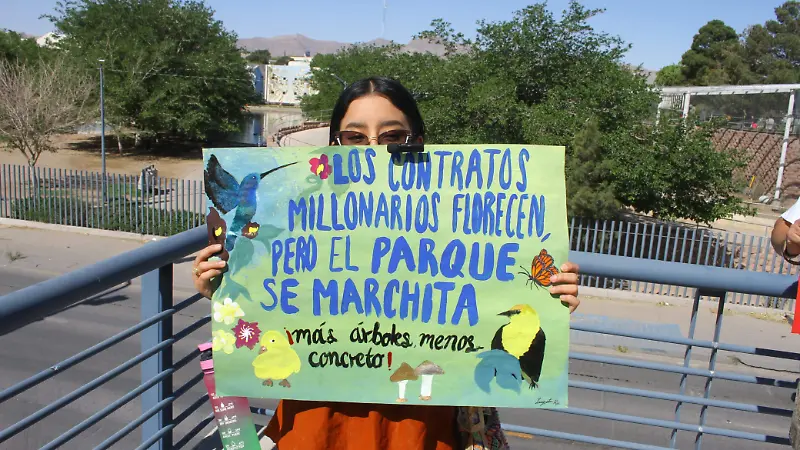 Ciudadanos se manifiestan contra la construcción de centro convenciones 