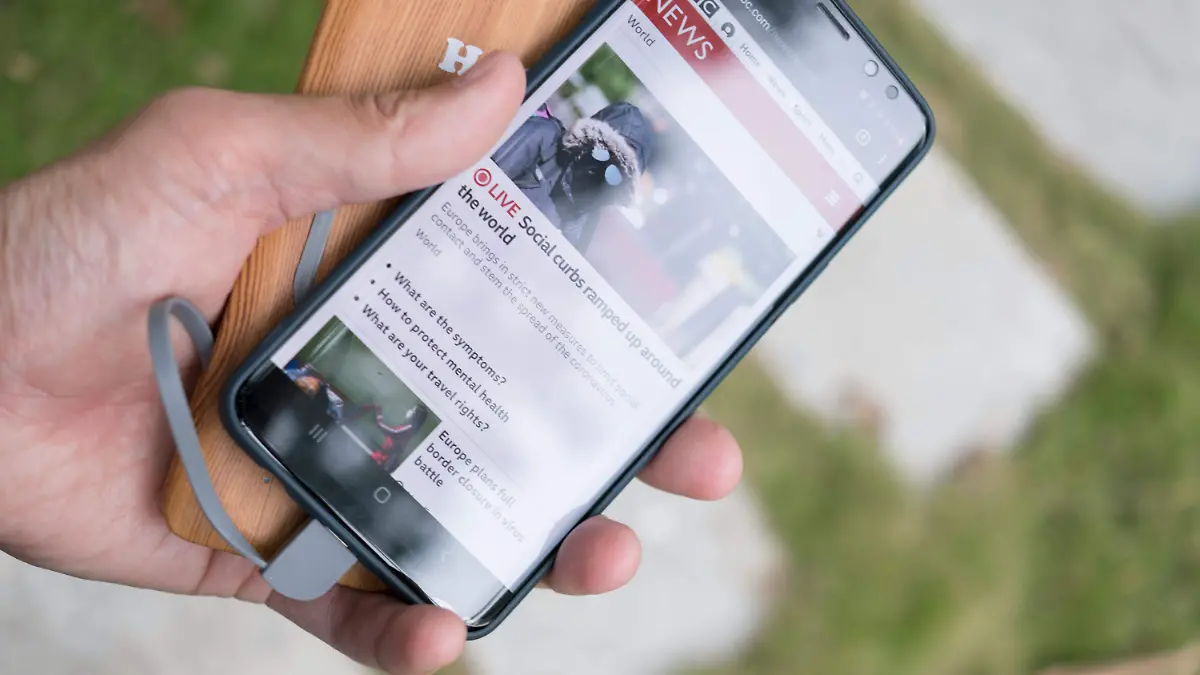 Riesgos de usar el teléfono mientras lo cargas