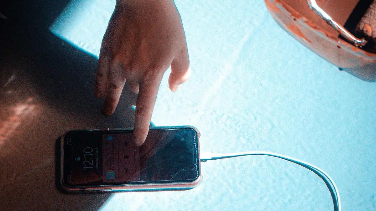 Riesgos de usar el teléfono mientras lo cargas