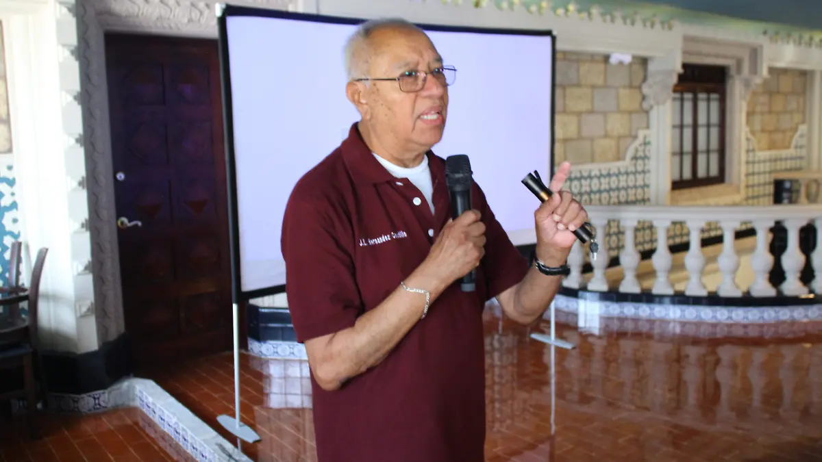 Imparten una charla de identidad Juarenses