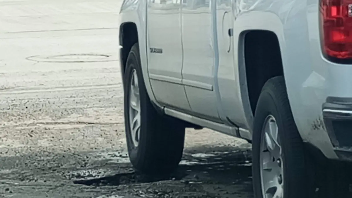 Los baches salen a la vista después de las lluvias 