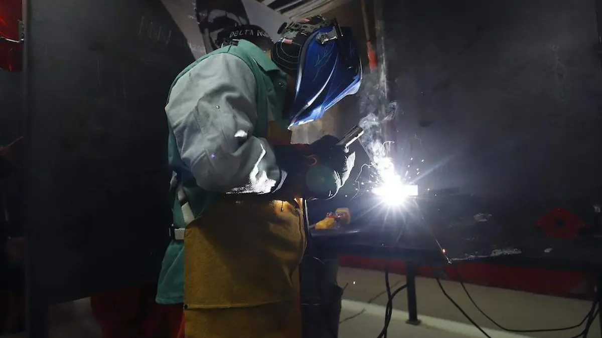 Instructor de soldadura recibe reconocimiento