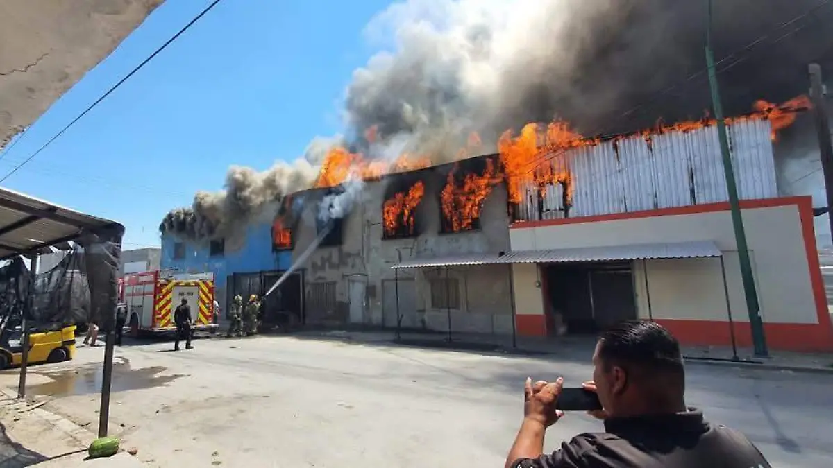 Intenso incendio consume bodega en el centro de la ciudad