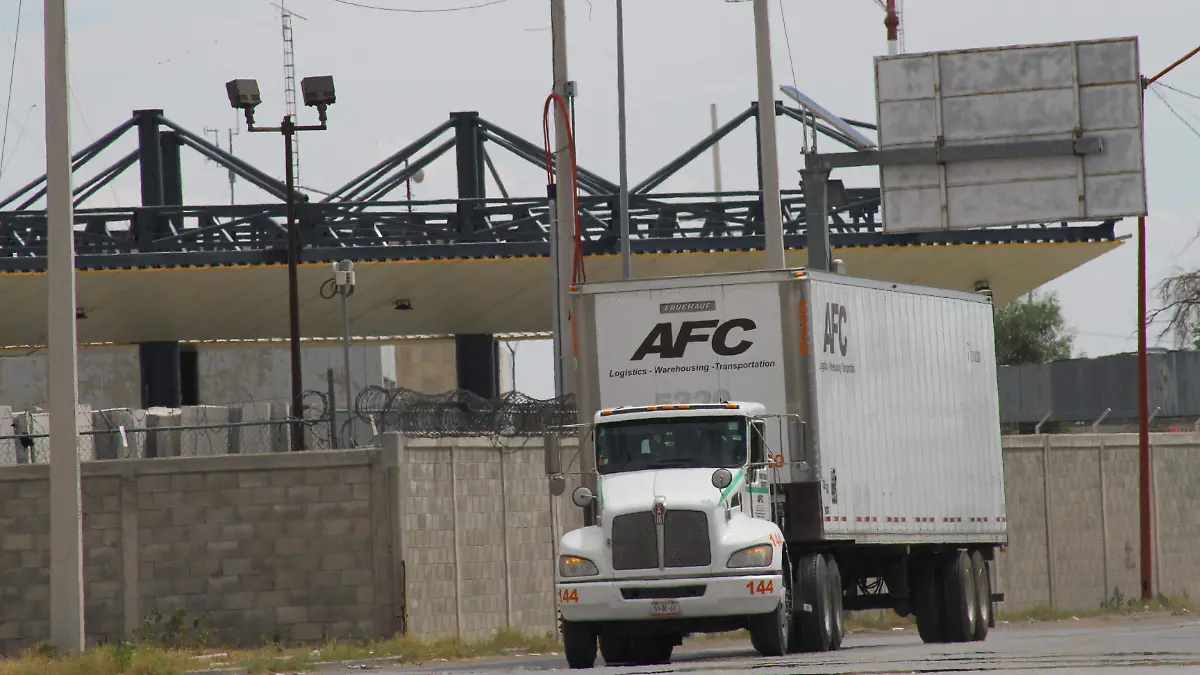 Camiones de Carga saliendo de la Aduana del Puente de las America. 