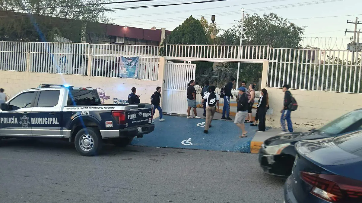 Policia en escuelas