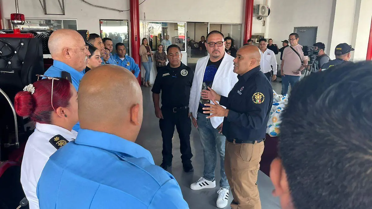 Reconocen a bomberos y rescatistas con entrega de despensas en Ciudad Juárez