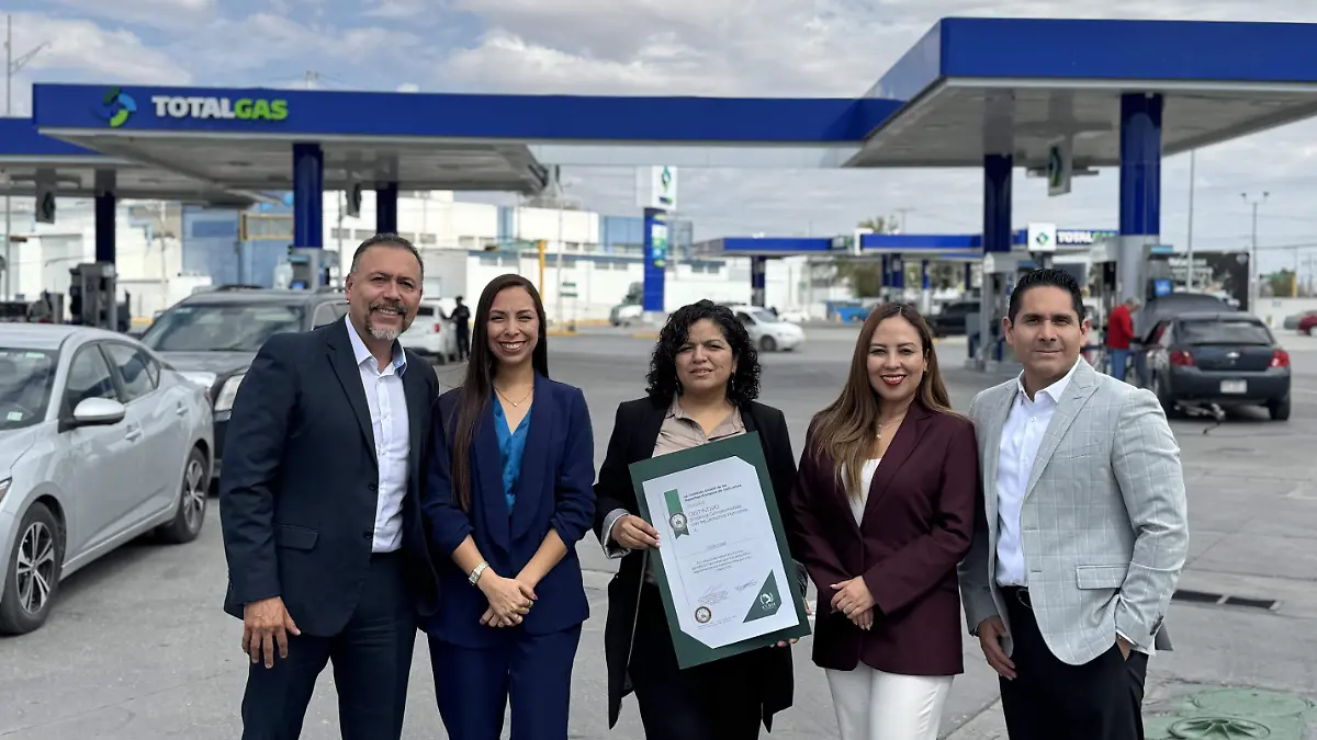 Recibe TotalGas distintivo de parte de la CEDH