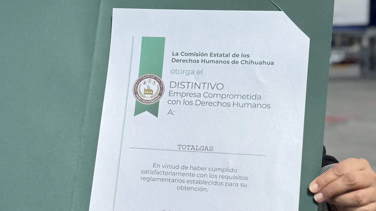 Recibe TotalGas distintivo de parte de la CEDH