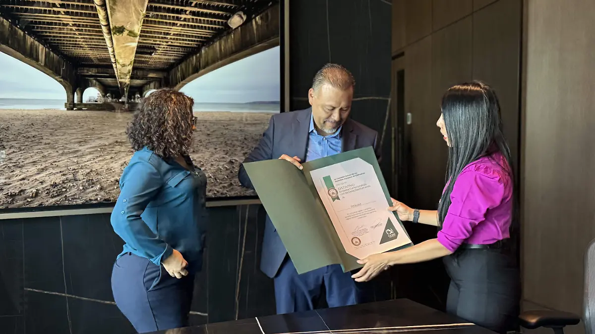 Recibe TotalGas distintivo de parte de la CEDH