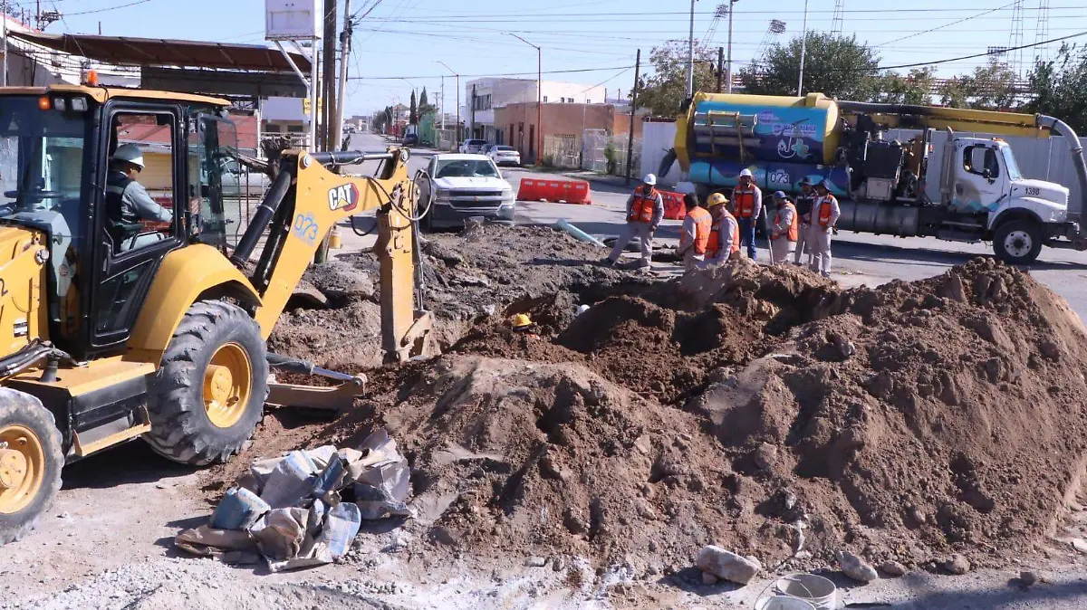 Las cuadrillas de reparación  estan trabajando para solucionar los hundimientos que surgen a lo largo de la ciudad 