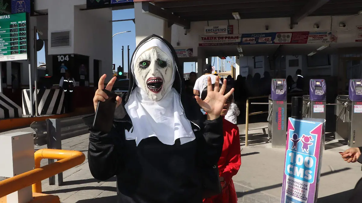 Juarenses cruzan a El Paso a el tradicional día de Halloween 🎃