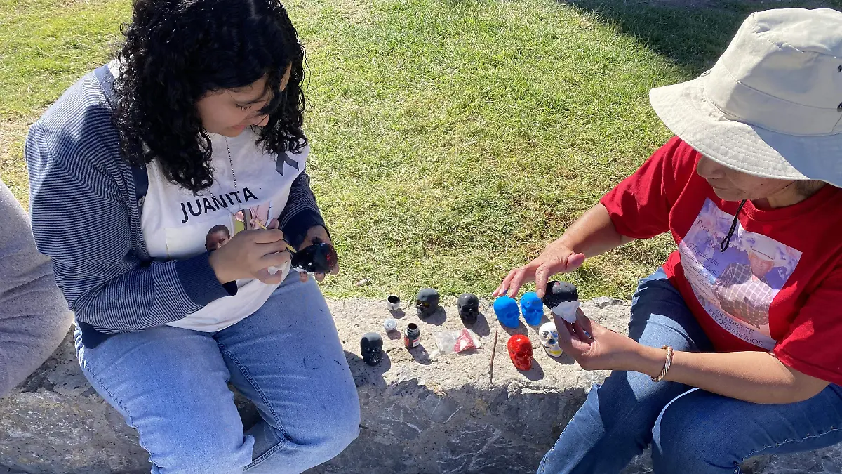 Preparan ofrendas para el altar de víctimas de crematorio plenitud