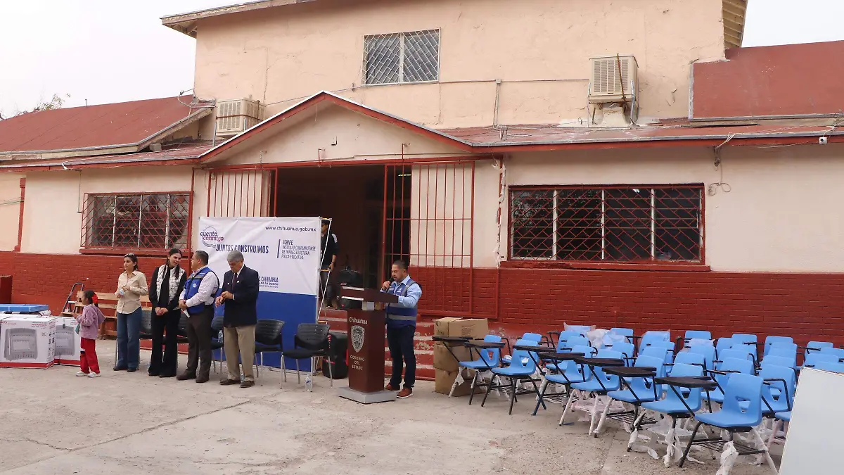 Entregan apoyos a escuelas , el Gobierno del estado , en esta ocasión a la Primaria Benito Juárez