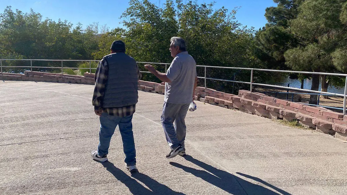 Amigos salen a caminar en el Parque Central