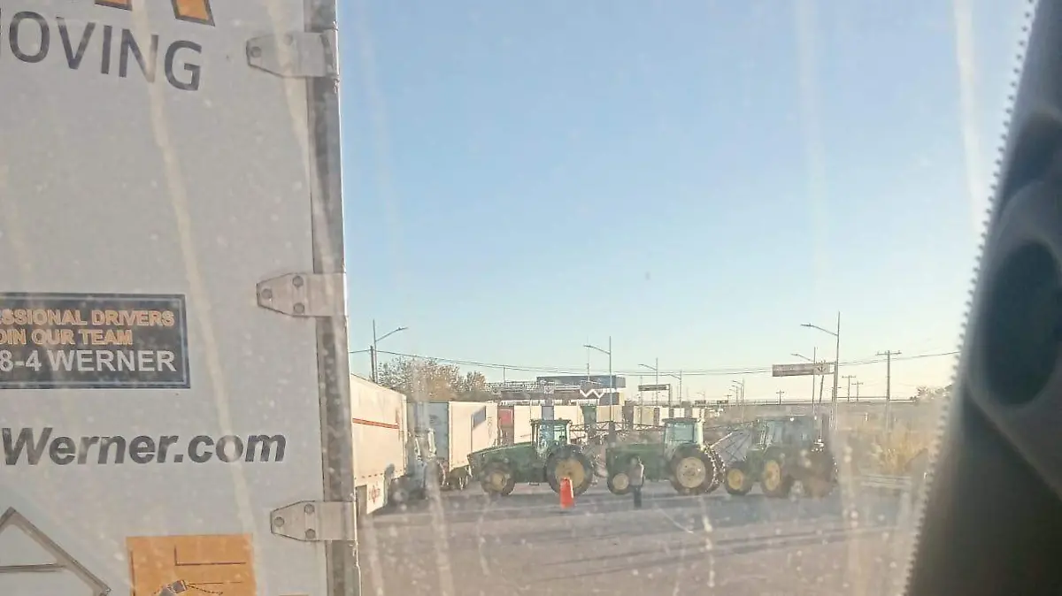 Bloquean productores agrícolas el puente Guadalupe-Tornillo en protesta nacional