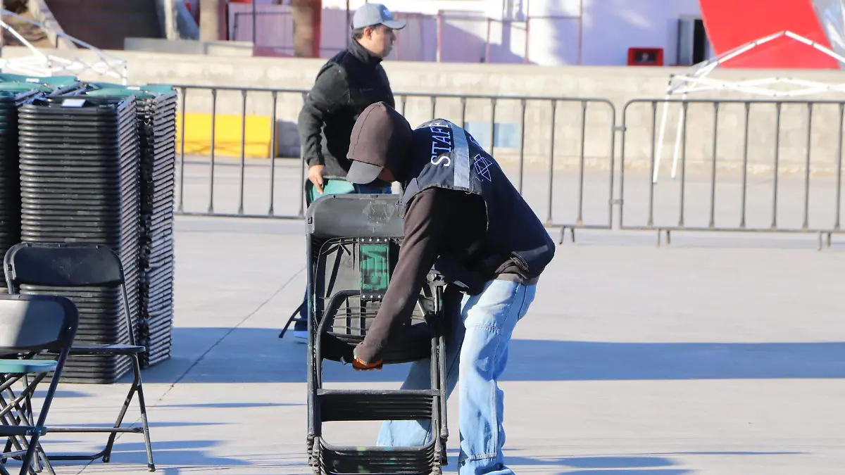 Desde temprano iniciaron a montar las sillas , el escenario ya está listo 