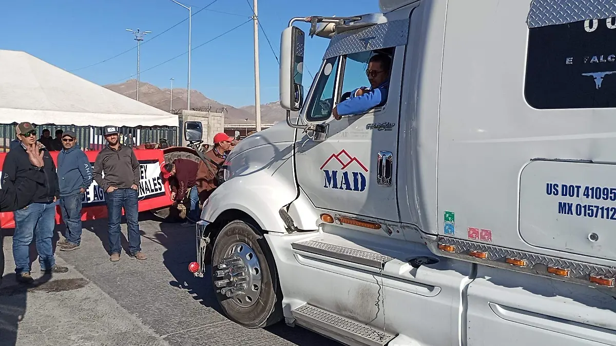 Transportistas se quedan parados frente a la manifestación de los productores agrícolas del campo de Chihuahua 