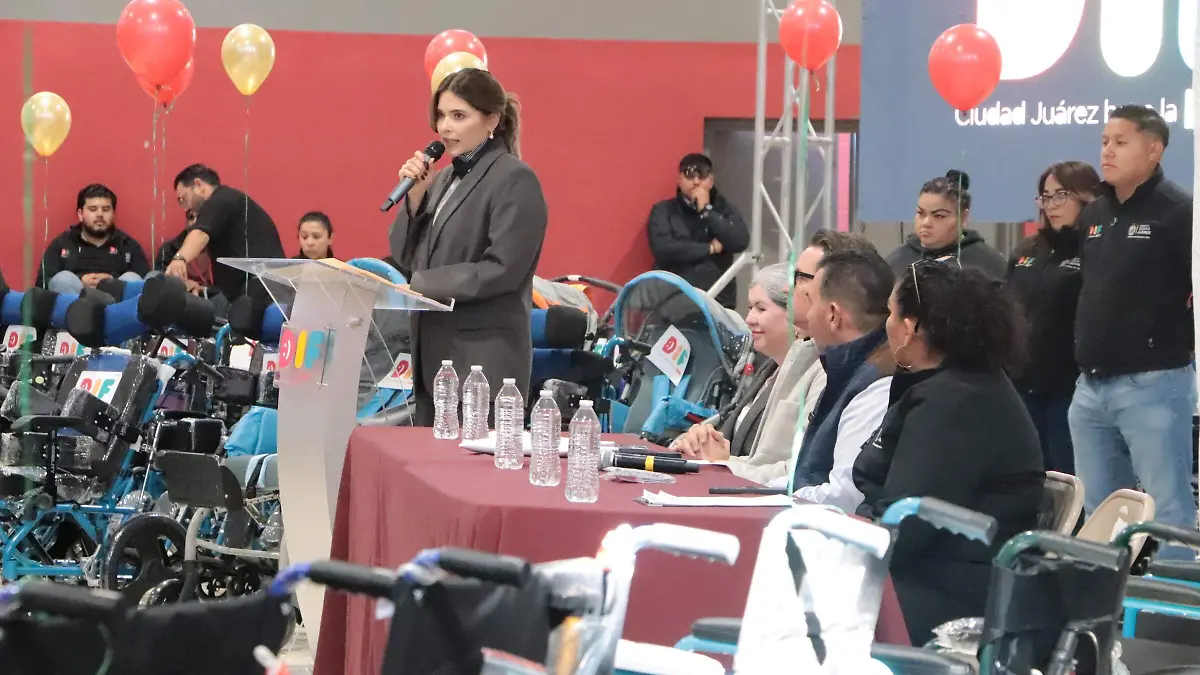 Entrega DIF municipal sillas de ruedas y aparatos auditivos a solicitantes de programa  en evento protocolario