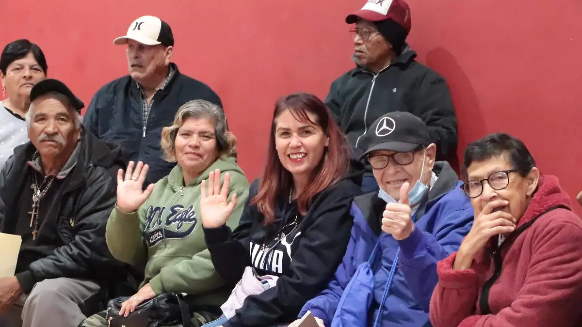 Entrega DIF municipal sillas de ruedas y aparatos auditivos a solicitantes de programa  en evento protocolario