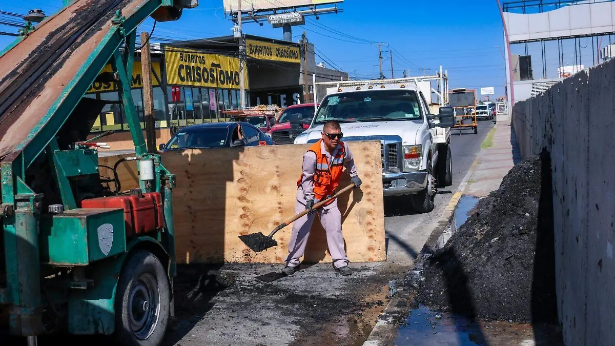 Realiza JMAS trabajos de desazolve en el colector Teófilo Borunda