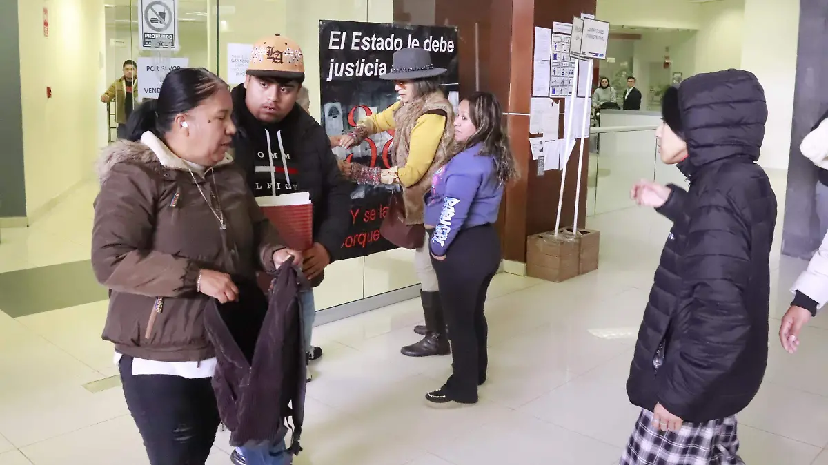 Justicia para nuestros deudos , se manifiesta a las afueras de el Registro civil en las oficinas de gobierno del Estado en Pueblito Mexicano.